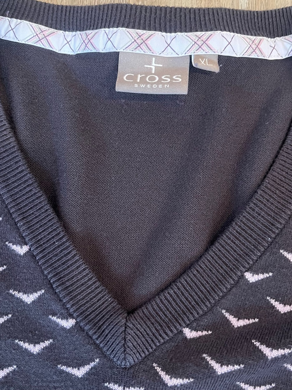 Men's Black/pink Swedish Golf V Neck Sweater with Subtle Pattern - XL